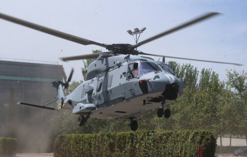 El futuro de NH90 de la Armada, una de las novedades de la pasada edicin del FEINDEF, despegando del parking de la instalacin.  (Foto Julio Maz)