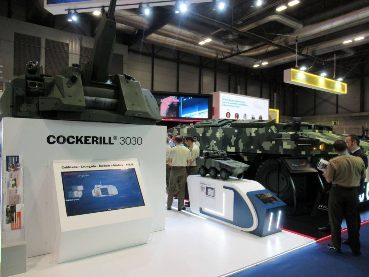 Maqueta del PARS ALPHA 6x6, la torre 3030 de John Cockerill y la primera generacin del 6x6 PARS (autor)