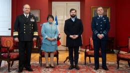 (de izquierda a derecha) El saliente Jefe del Estado Mayor Conjunto, vicealmirante Niemann, la ministra de Defensa, Adriana Delpiano, el presidente de Chile y  el general Romanini