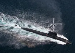 Submarino de la Armada de Chile junto aun helicptero.