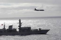El avin P-3 ACH Orin operando con la fragata. 