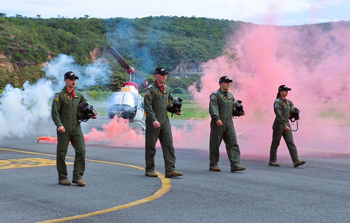 Los oficiales chilenos que se han formado como pilotos de helicptero en Colombia.
