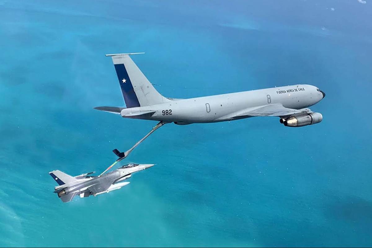 Un KC-135 chileno reabasteciendo un F-16. (foto: Fuerza Area de Chile)