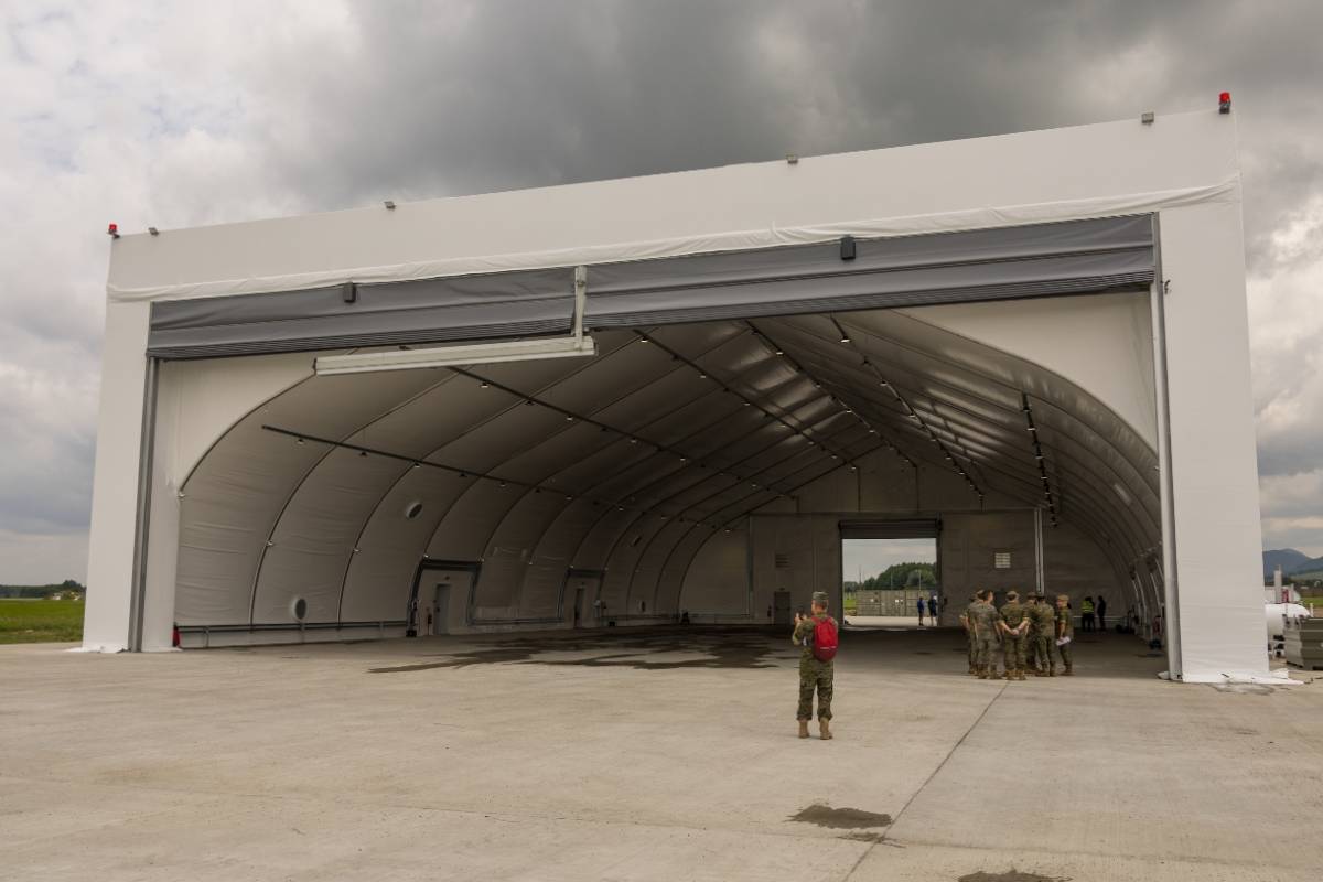 El nuevo hangar donde se guardarán los helicópteros españoles. (foto: EMAD) El nuevo hangar donde se guardarán los helicópteros españoles. (foto: EMAD)