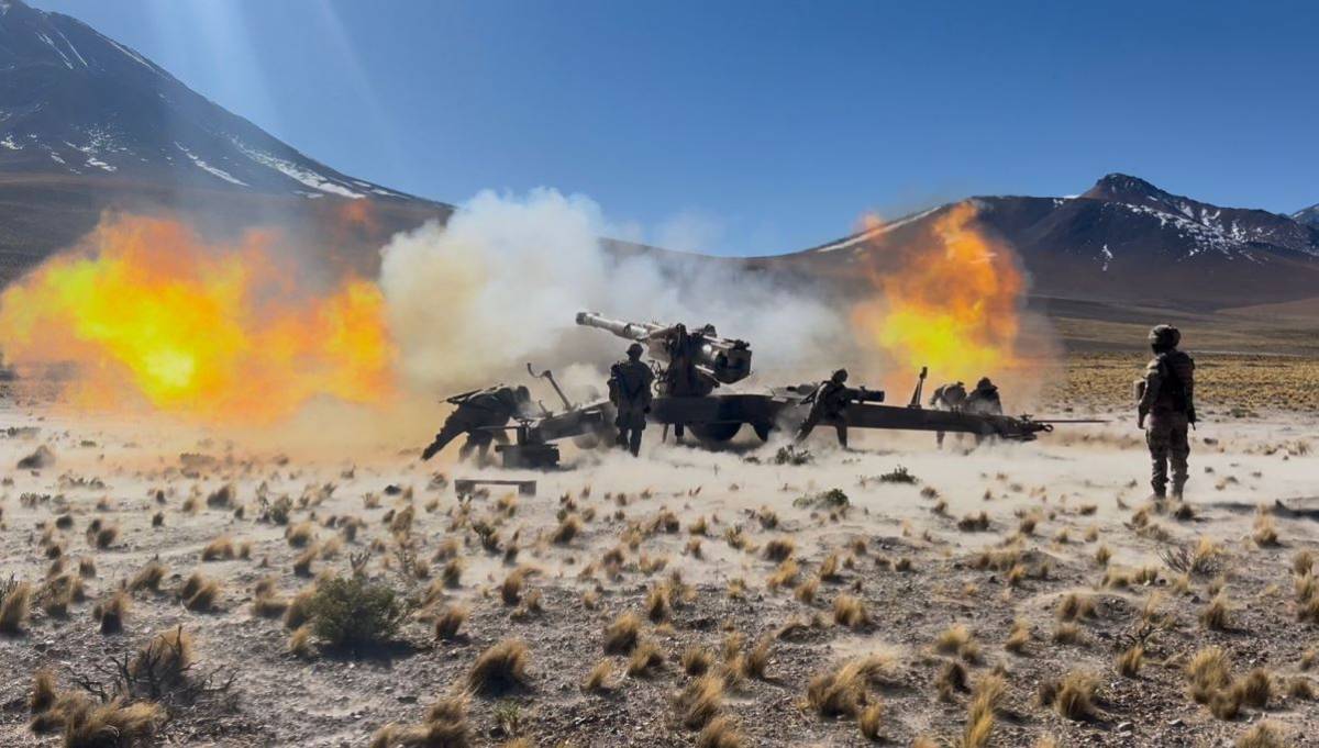 Momento del disparo con un obs Soltam M-71. (foto: Ejrcito de Chile)