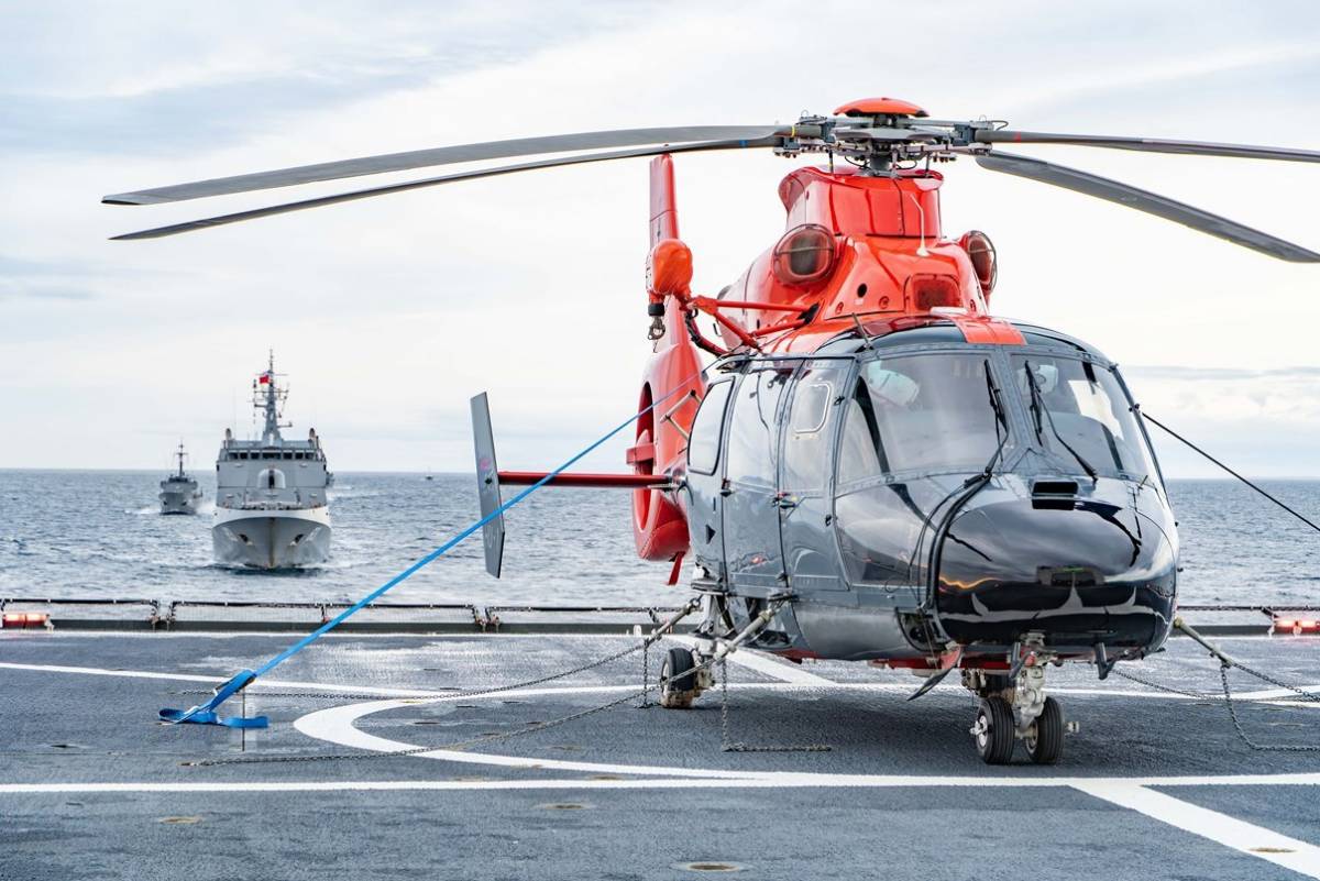 Un helicptero embarcado y varias unidades de la Armada de Chile. (foto: Juan Pablo Villablanca Toro, Periodista de la Tercera Zona Naval.)
