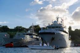 Revista naval a los buques PAG La Combattante (P735) y el buque de apoyo y asistencia en ultramar Dumont d