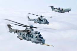 Helic�pteros H225M Caracal del Arme� de l�Air volando con un A400M. (foto: Airbus)