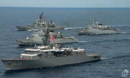 Buques de la Fuerza de Autodefensa Mar�tima de Jap�n navegando.