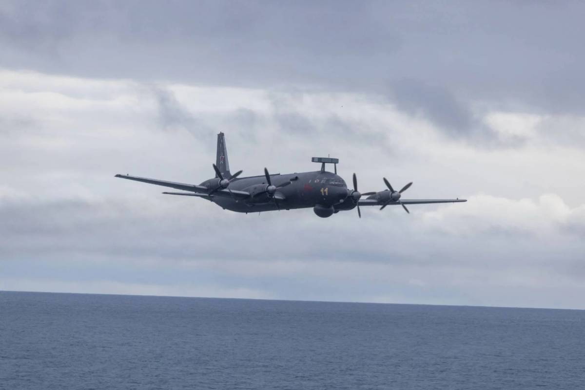 El Il-38 de la VMF volando rasante cerca de los navíos de escolta del “Gerald R. Ford CSG”. (Foto Ministerio de Defensa de Noruega) El Il-38 de la VMF volando rasante cerca de los navíos de escolta del “Gerald R. Ford CSG”. (Foto Ministerio de Defensa de Noruega)