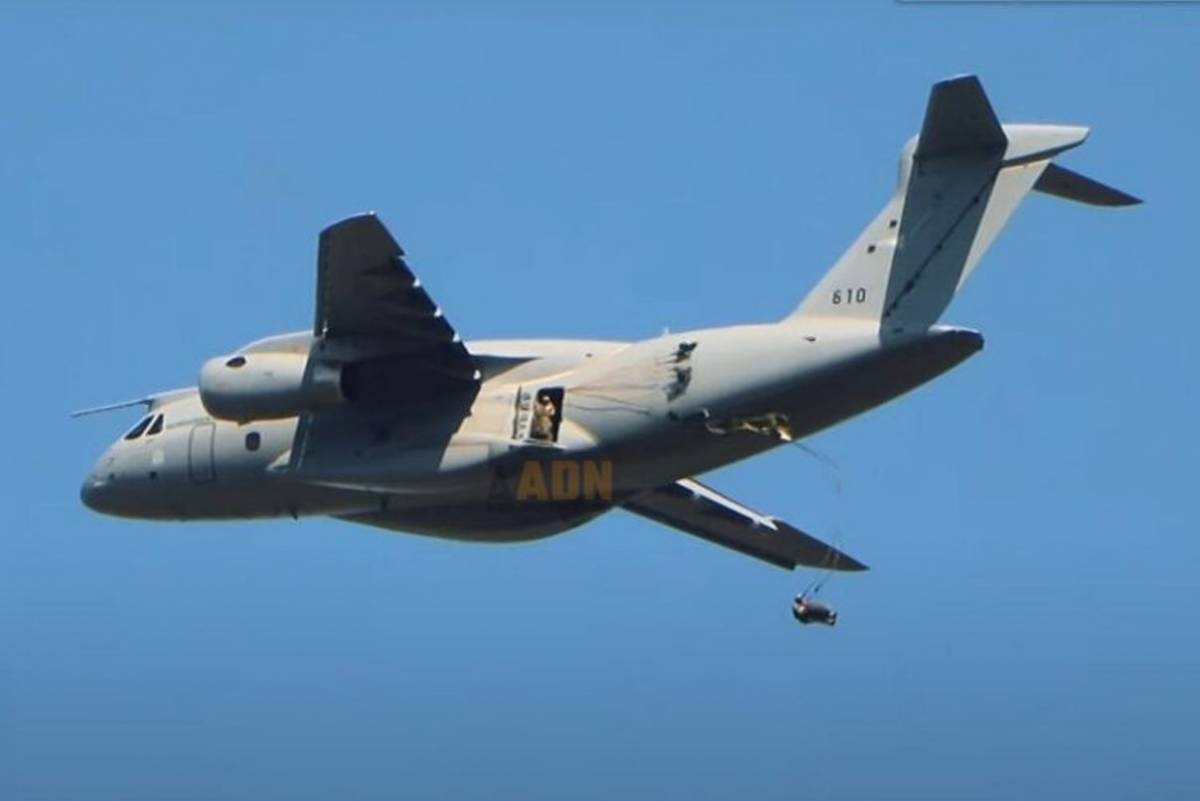 Lanzamiento de paracaidistas húngaros desde el KC-390. Lanzamiento de paracaidistas húngaros desde el KC-390.
