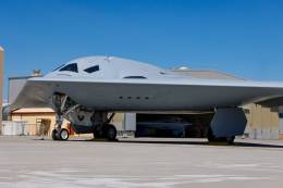 El nuevo bombardero Northrop Grumman B-21. (foto USAF)