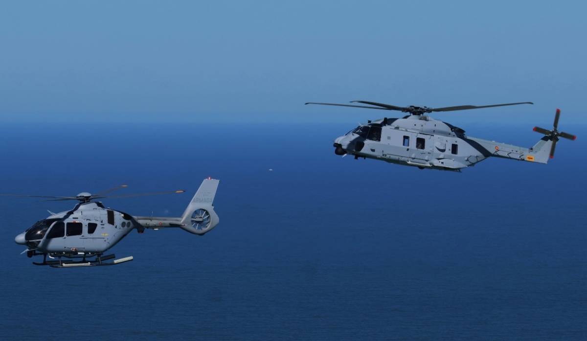 El H135 (delante); detr�s podemos ver el de transporte naval t�ctico NH90. (Foto Julio Maiz)
