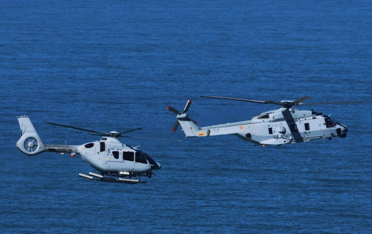 Detalle de la parte delantera del NH90 de la Armada durante su vuelo en las inmediaciones de la ciudad de C�diz. (foto Jos� Antonio Almarza)