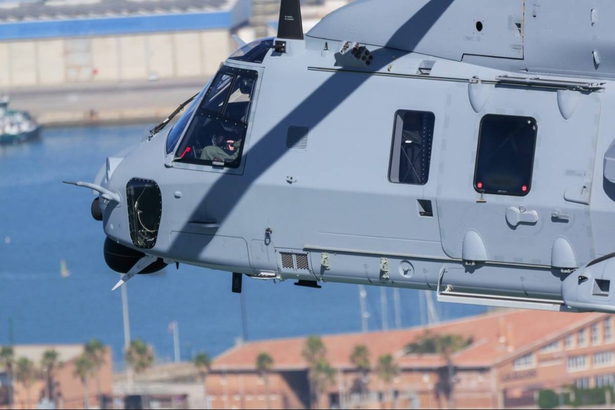 Uno de los NH90 de la Decimocuarta Escuadrilla en vuelo; al fondo se aprecia el gaditano puente Jos� Le�n de Carranza.  (Foto: Jos� Antonio Almarza)