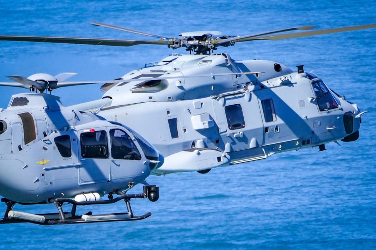 Formaci�n, entre un H135, primer plano, con un NH90. (foto Jos� Antonio Almarza)