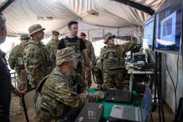 El ministro Luis Petri asiste a una explicaci�n del operativo por militares del Ej�rcito Argentino.