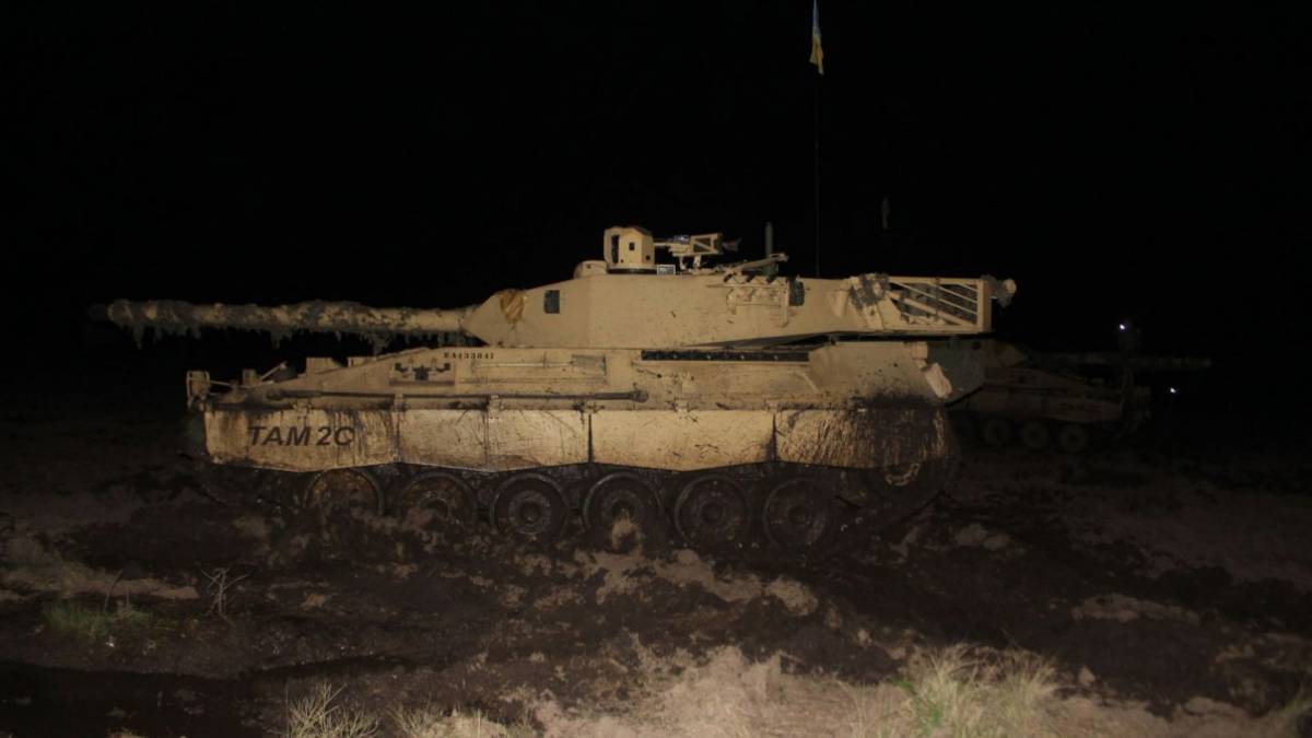 Un carros de combate TAM 2C A2 durante el ejercicio nocturno. Un carros de combate TAM 2C A2 durante el ejercicio nocturno.