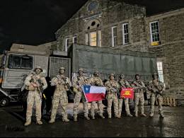 La patrulle chilena posando con la bandera frente a un cuartel gal�s. (foto: Ej�rcito de Chile)