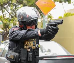 Un polic�a nacional del Per� con una pistola.