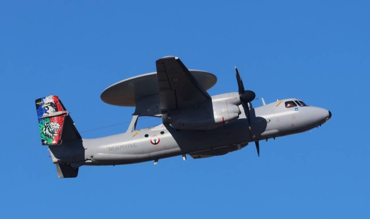 Una de los aviones de control y alerta temprana Northrop Grumman E-2C �Hawkeye� de la Armada de Francia