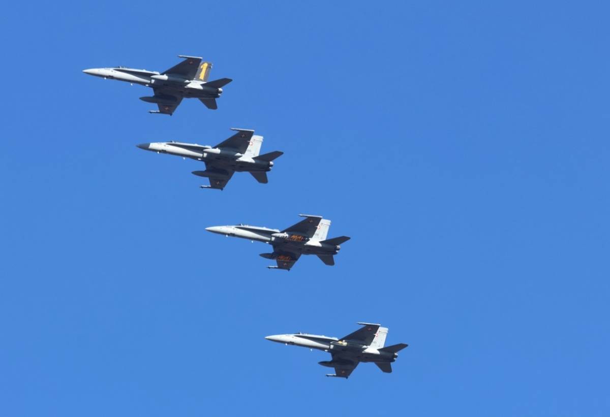 Cuatro de los F/A-18 suizos realizan un inicial sobre la Base A�rea de Beja tras realizar una misi�n.