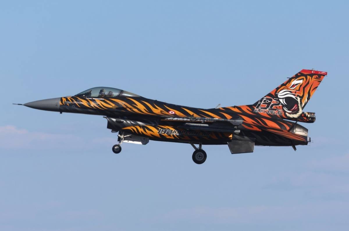 Los turcos no pod�an faltar, operando su actual avi�n est�ndar de combate, el F-16.