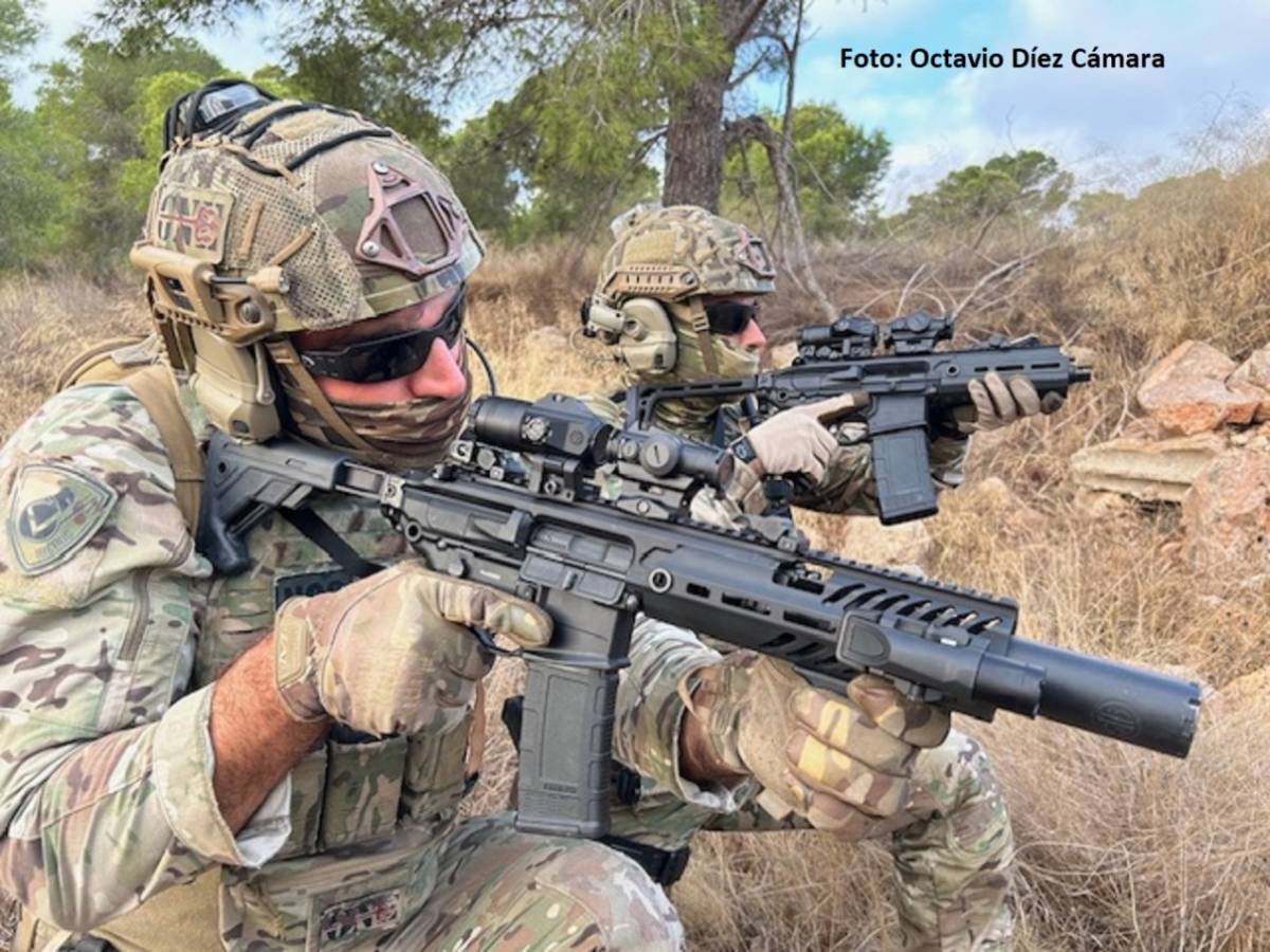 Los SiG Sauer Rattler LT de la FGNE son armas concebidas para desarrollar varios cometidos propios de las Operaciones Especiales que incluyen este modelo con supresor integral.   (Octavio D�ez C�mara)