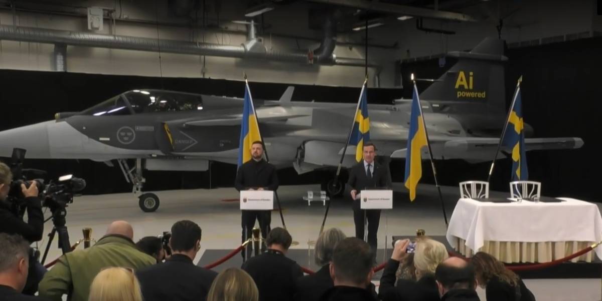Ulf Kristersson y Volodymyr Zelensky firmaron el acuerdo ante un gripen, llamativamente marcado con �Ai Powered� en el tim�n (Gobierno de Suecia)