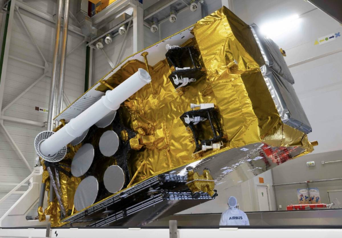 Preparación del satélite antes del lanzamiento. (foto: Airbus) Preparación del satélite antes del lanzamiento. (foto: Airbus)