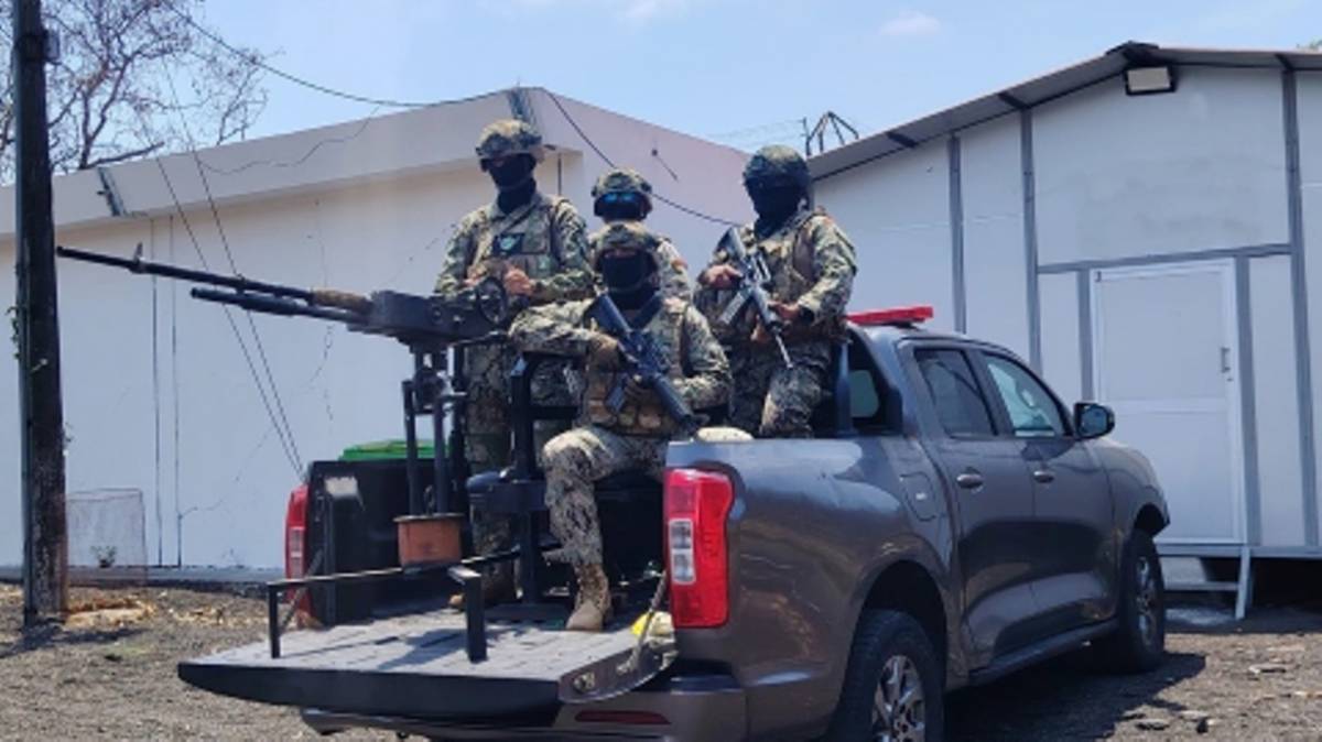 Operativo de incautaci�n de armas en Guayaquil el 1 de noviembre de 2025.