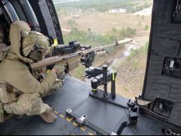 El brazo estabilizado STRIKE permite que los tiradores de precisi�n sean mucho m�s eficientes en sus disparos a larga distancia desde helic�pteros.