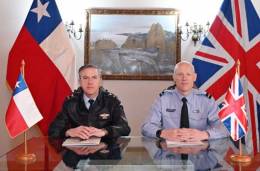 General de Brigada Area (A) Alfredo Ros Latorre de la FACh junto al Comodoro Philip James Wadlow de la RAF.