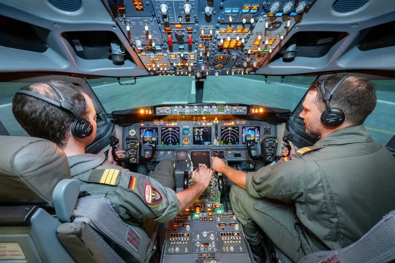 Interior de la cabina del simulador del P-8A Poseidon de Lufthansa Aviation Training.  Foto: Lufthansa Aviation Training