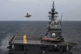 Uno de los F-35B del USMC despegando desde el portaaviones �Kaga�. (foto JMSDF)