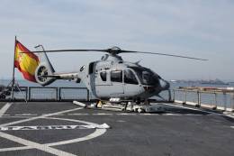 H135 de la FOAN en la cubierta de vuelo BAC �Cantabria�, actualmente operando en la misi�n de la OTAN �Noble Shield�. (foto FLOAN)
