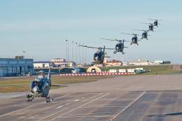 Espectacular imagen de la toma de los 7 actuales helic�pteros H135 en el aer�dromo de la Base Naval de Rota. (foto FLOAN)