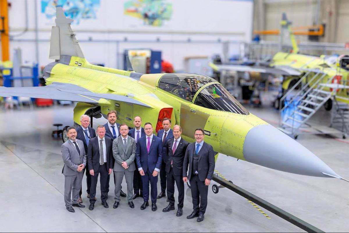 El primero de los nuevos “Gripen” durante su presentación en la planta de fabricación de la empresa Saab de Linköping. (Foto Embajada de Hungría en Suecia) El primero de los nuevos “Gripen” durante su presentación en la planta de fabricación de la empresa Saab de Linköping. (Foto Embajada de Hungría en Suecia)