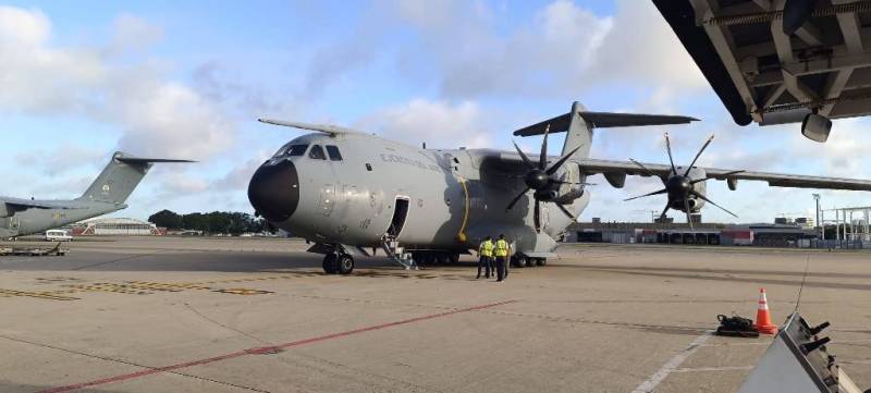 Airbus A-400M del Ejército del Aire y del Espacio español llevan a Uruguay a la Patrulla Aspa. Airbus A-400M del Ejército del Aire y del Espacio español llevan a Uruguay a la Patrulla Aspa.