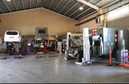 Los talleres de la Compa��a de Mantenimiento del Grupo Log�stico de la Guardia Real, a diferencia de otros, trabajan con m�ltiples modelos de veh�culos. (foto Julio Maiz)