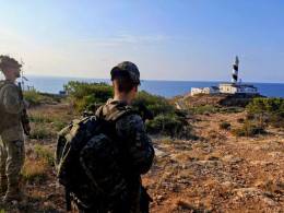 Una secci�n del Subgrupo T�ctico Baleares patrullando en Ibiza.