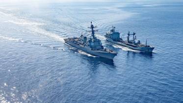 El destructor USS Truxtun (DDG-103) durante una maniobra de reabastecimiento en alta mar con el FGS Spessart  (foto: US Navy)