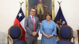 Futuro Ministro de Defensa Fernando Barros junto a la actual Ministra de Defensa Adriana Delpiano Puelma.