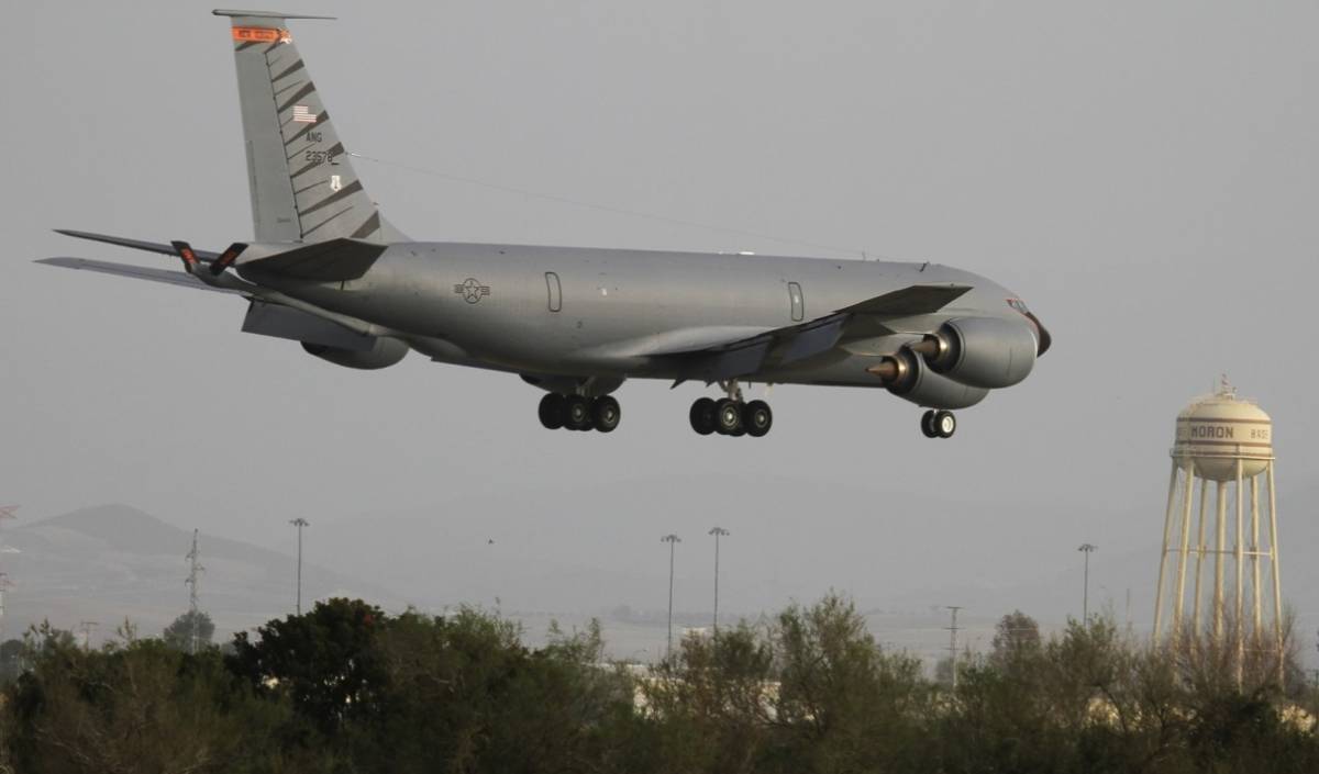Uno de KC-135 de los Estados Unidos aterrizando en Morón (Sevilla), cuyo rotulo aparece en el depósito de agua. (foto Julio Maiz) Uno de KC-135 de los Estados Unidos aterrizando en Morón (Sevilla), cuyo rotulo aparece en el depósito de agua. (foto Julio Maiz)