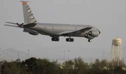 Uno de KC-135 de los Estados Unidos aterrizando en Mor�n (Sevilla), cuyo rotulo aparece en el dep�sito de agua. (foto Julio Maiz)
