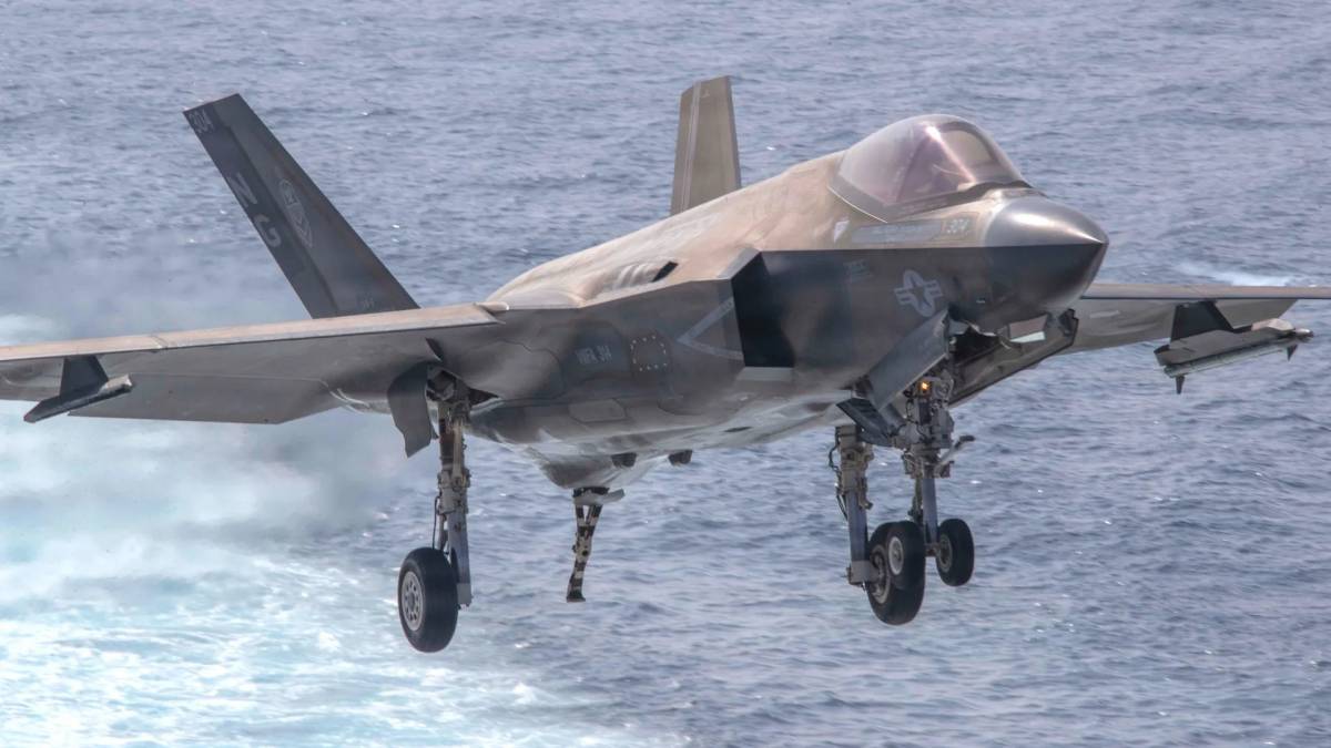 Uno de los F-35, en este caso de la versi�n embarcada en portaaviones convencionales. (foto US Navy)