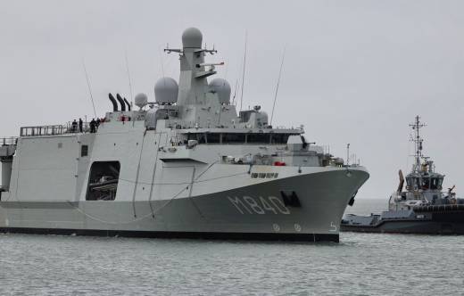 El �Vlissingen� llegando al puerto de Den Helder. (foto Koninklijke Marine)