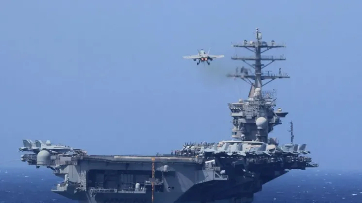 Un F/A-18E Super Hornet se aproxima para aterrizar en la cubierta de vuelo del portaaviones USS Nimitz (CVN-68). (Cr�ditos: US Navy)