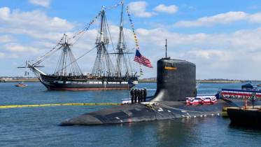 La fragata USS Constitution navega junto al submarino de ataque de propulsi�n nuclear USS Massachusetts (SSN 798) durante la ceremonia de puesta en servicio. (foto US Navy)