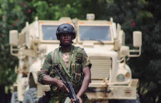 Integrante de la MSS con un blindado �MaxxPro� en Hait�.